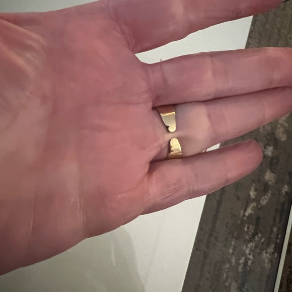 Swarovski ring stones in gold tone , color doesn’t fade whatsoever - Picture 2 of 5